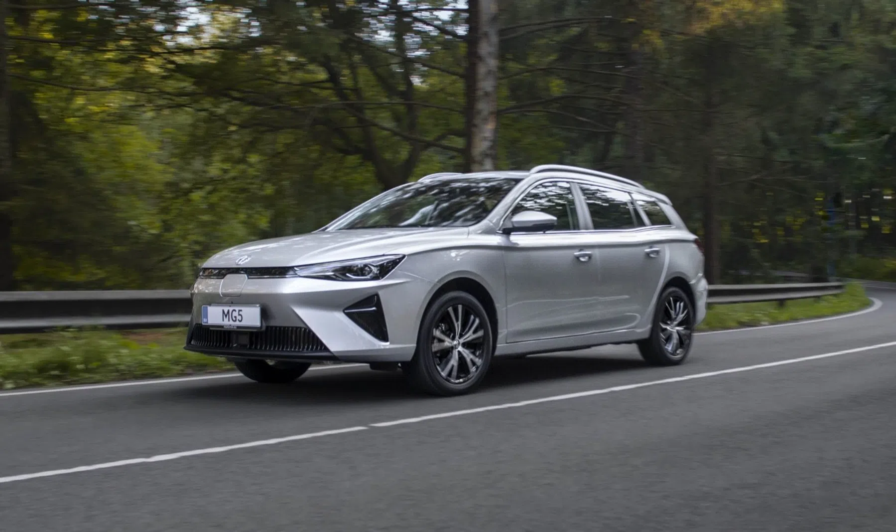 MG5 Electric rijdend schuin voor